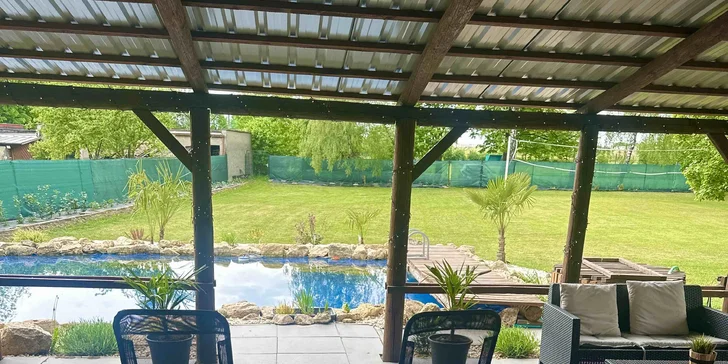 Součástí je celý oplocený venkovní areál o velkorysé rozloze 2 100 m².