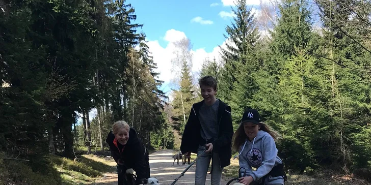 Vezměte si na sebe pevnou obuv a oblečení, které se může umazat. 