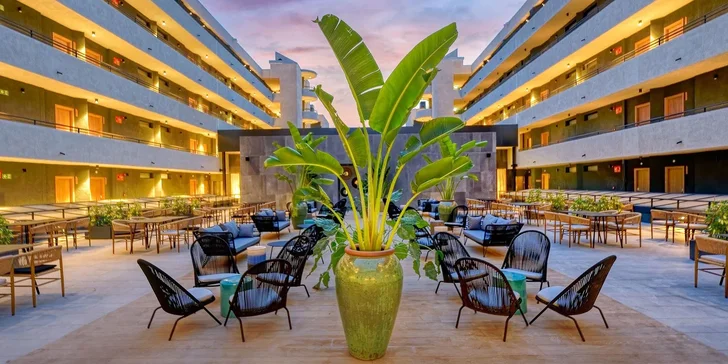 Hotel Hovima Suites Costa Adeje**** stojí jen 700 m od pláže.