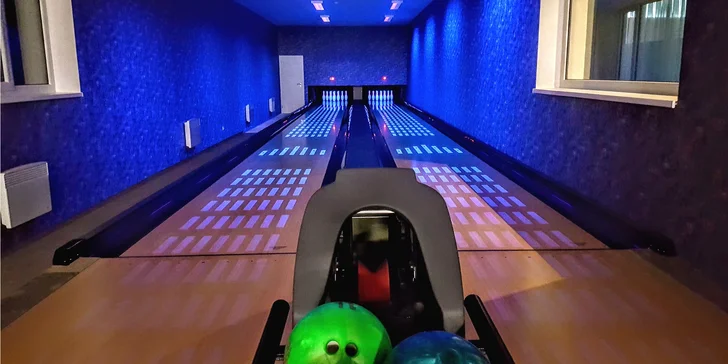 V novém zábavním centru jsou 2 bowlingové dráhy, stolní fotbálek a šipky.