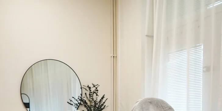 Užijte si chvíle pohody v moderně zařízeném salonu.