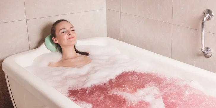 Wellness balíček mimo jiné zahrnuje koupel ve vřídelní vodě. 