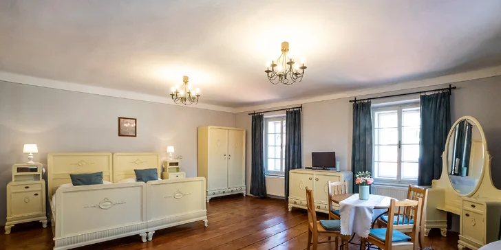 Bydlet budete ve dvoulůžkovém pokoji nebo apartmánu.
