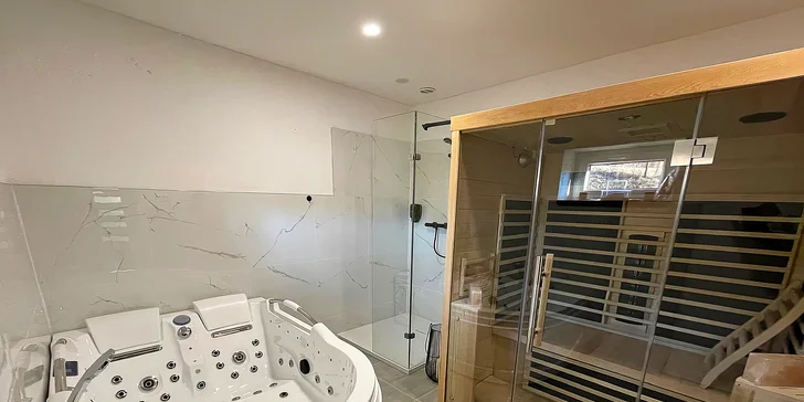 Těšit se můžete i na pořádnou dávku odpočinku – součástí areálu je wellness s hydromasážní vanou a infrasaunou.