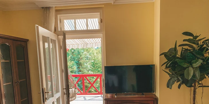 Obývací část v apartmánu s terasou