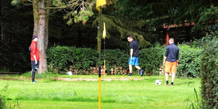 Fotbalgolf se hraje stejně jako klasický golf – s tím rozdílem, že tady se budete snažit dostat do jamky fotbalový míč a používat k tomu budete kopání. 