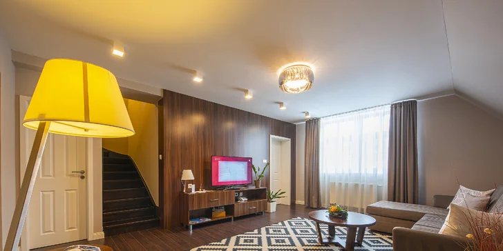 Apartmán má samostatnou ložnici s královskou postelí, kuchyňský kout i obývací pokoj s velkoplošnou TV.