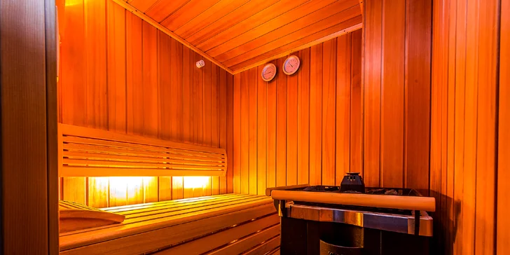 Denne si doprajete 2-hodinový vstup do saunového sveta, kde vás rozohrejú fínska a parná sauna, saunárium aj sprcha „Zážitok“