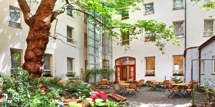 Hotel se nachází jen pár kroků od Národní třídy.