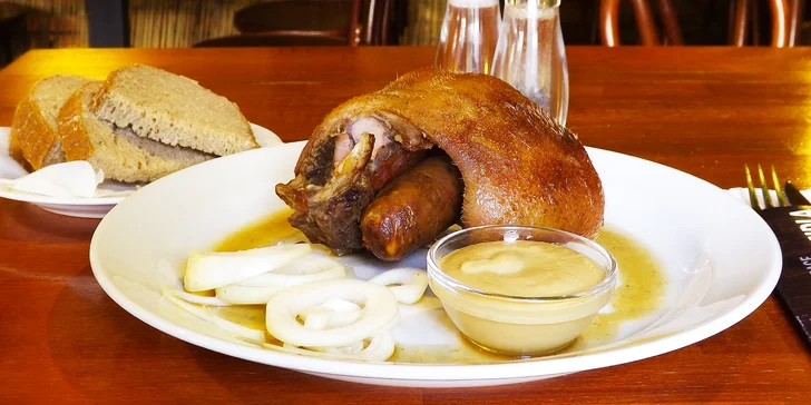 Námořníci, našel se poklad: Grilované vepřové koleno s jedlou kostí