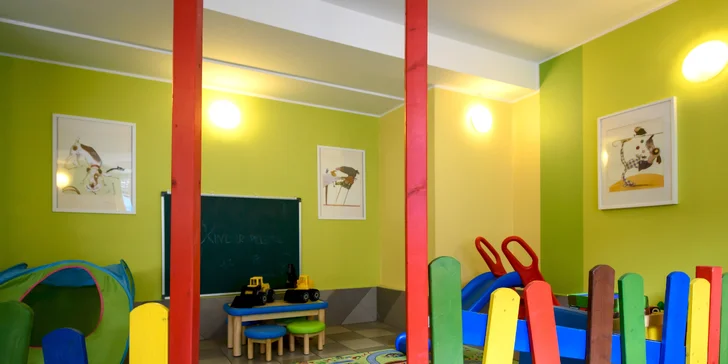 Malí hosté budou nadšení z dětského koutku s hračkami a skluzavkou.