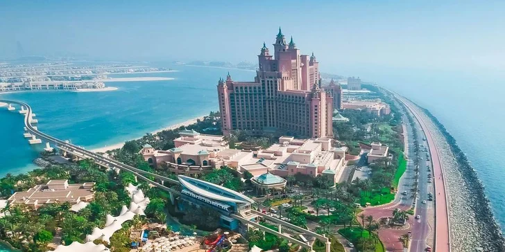 Hotel se nachází na uměle vytvořeném ostrově 5 km od pobřeží.