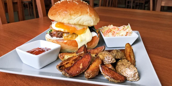  Místní restaurace se chlubí především vynikajícími burgery. 