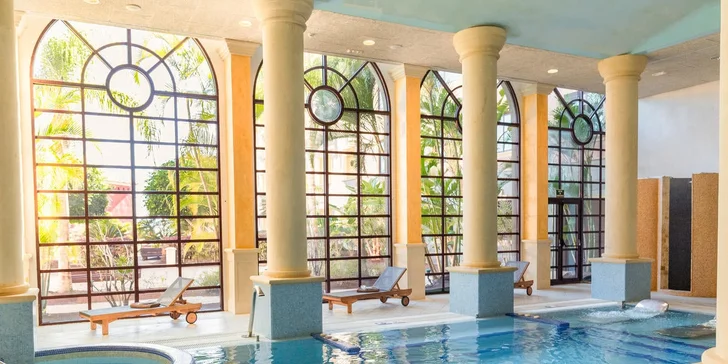 Ve spa centru je bazén, vířivka a sauna. 