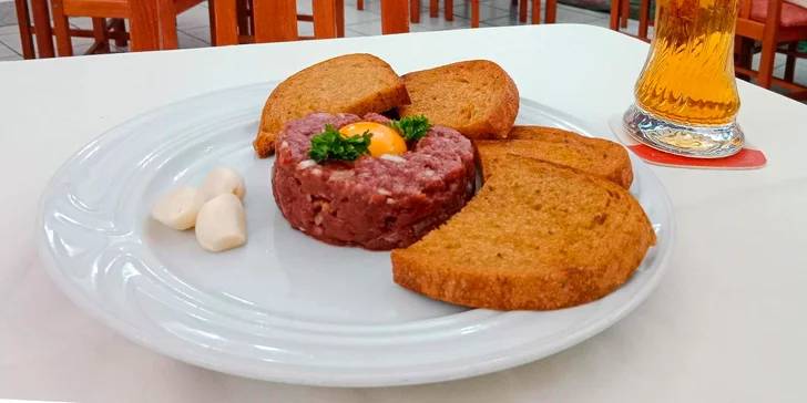 K jídlu můžete popíjet pivo z aktuální nabídky na čepu, z nápojového lístku si ale můžete dát třeba i točenou kofolu nebo některé z lahvových vín.