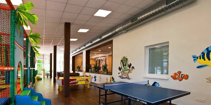 Vo farebnom detskom kútiku sú guličky, trampolíny, stolný futbal, stolný tenis, air hockey a mnoho ďalších spoločenských hier.