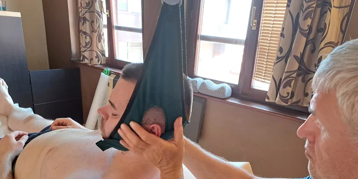 Masáž prebieha v špeciálnom závese v trakčnej polohe