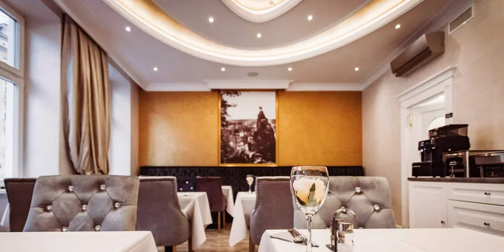  Jídlo si vychutnáte v prostorné a příjemné restauraci, ze které je výhled na řeku Teplou.