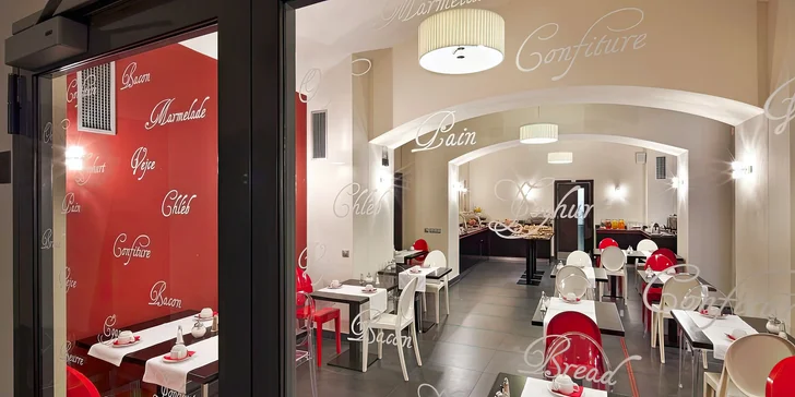 V závislosti na obsazenosti se snídaně podávají přímo ve vašem hotelu nebo v sousedním Red & Blue hotelu (cca 150 m). 