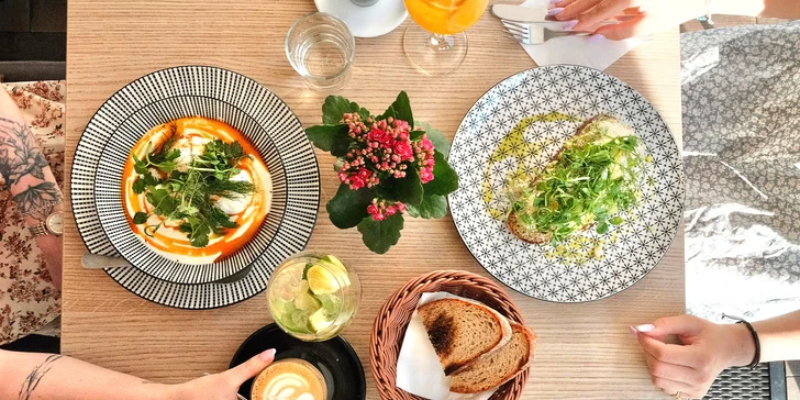 Voucher v hodnotě 300–1 000 Kč do kavárny na Vinohradech: káva, matcha, koláče i brunche