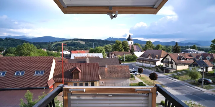 Výhledy budete mít na Chočské vrchy, panorama Nízkých Tater či přímo na funkční mlýnské kolo.