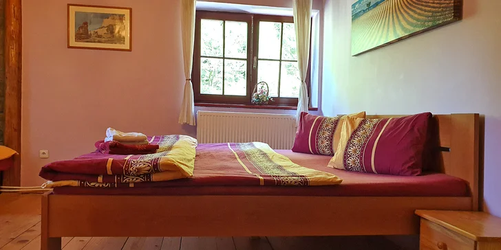 V chatě je malé wellness s finskou saunou a vířivkou, kam máte na hodinu privátní vstup (na 2 hod. v případě pobytu na 4 a více nocí).