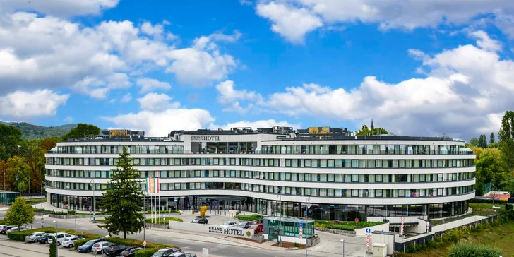 Hotel pýši aj svojou polohou na ostrove Primás, odkiaľ sa vám naskytne úchvatný výhľad na Baziliku. 