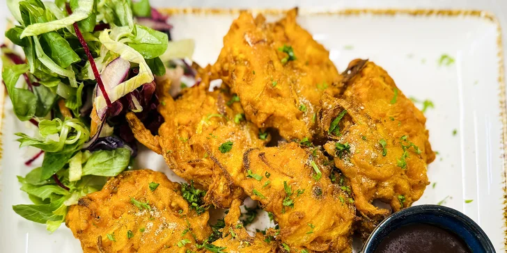 Na úvod si dáte onion bhaji - cibuli v těstíčku. 