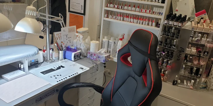 Proteinová báze pomáhá opravit i zlomený nehet. 