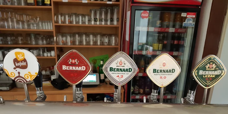 Burger můžete spláchnout třeba točenou Kofolou nebo pivem Bernard.