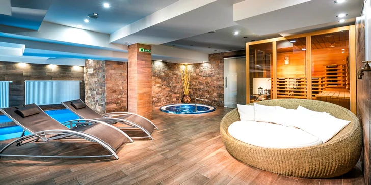 V cene pobytu máte do jedinečného wellness komplexu s viac ako 30 atrakciami na ploche 1620 m² celodenný vstup pre dve osoby. 