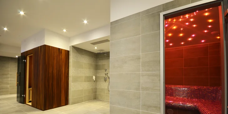 Wellness zahrnuje bazény, saunu a relaxační místnost.