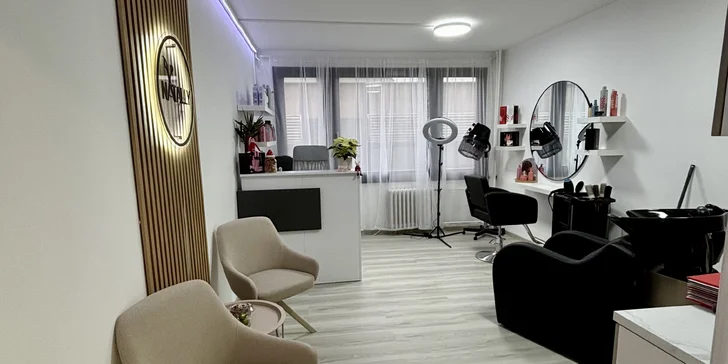 Hloubková péče Malibu C obnovuje vitalitu oslabených a namáhaných vlasů všem délkám. 