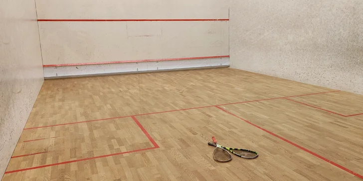 V nabídce je hodinový pronájem kurtu na squash a stolní tenis.