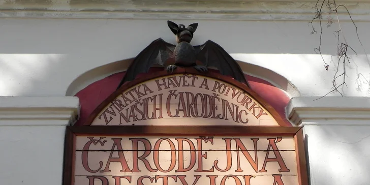 Čarodějnou Bestyjolu najdete na hradním nádvoří.