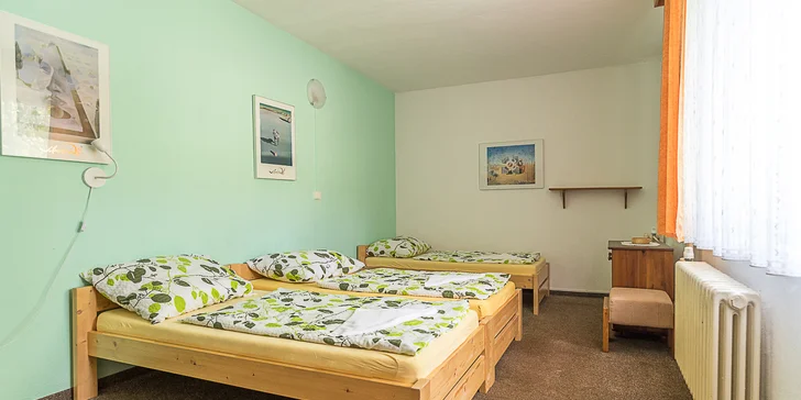Pokoje jsou zařízené jednoduše, ale účelně. Nejvíce času ale stejně strávíte venku.