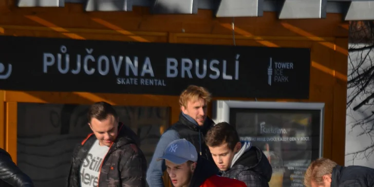 Kluziště je 30 metrů dlouhé a 14 metrů široké.