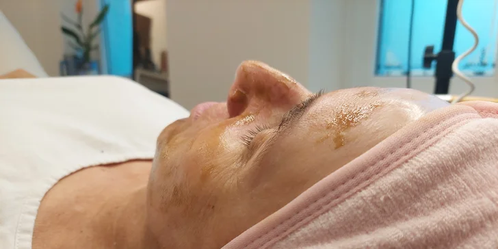 Nechybí příjemná masáž, která uvolní obličejové svaly a stimuluje tvorbu kolagenu. 