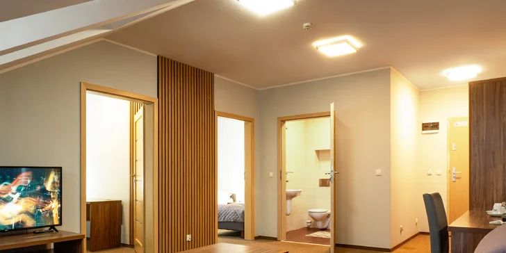 Třípokojový apartmán nabízí dvě ložnice a obývací pokoj.