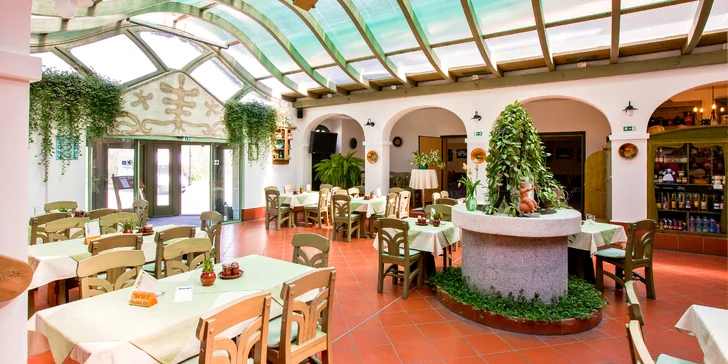 Restaurace Tornácos představuje čerstvě připravená teplá a studená jídla, stylové zařízení a příjemnou atmosféru.