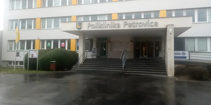 Ordinace se nachází v budově Polikliniky Petrovice - autobusová zastávka je hned u budovy, parkoviště rovněž.