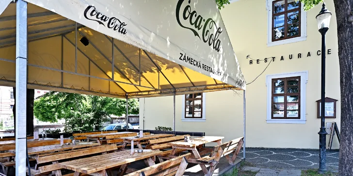 Za pěkného počasí je otevřená letní zahrádka. 