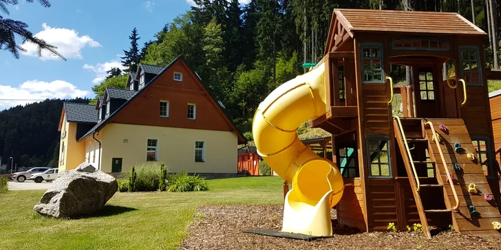 Je tu i venkovní hřiště s prolézačkou, skluzavkou a houpačkou.