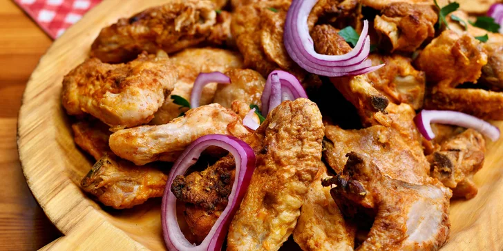 Přijďte si pochutnat na BBQ křidýlkách a vepřových žebrech, ke kterým budete zakusovat americké brambory i hranolky a celé to spláchnete pepsinou.