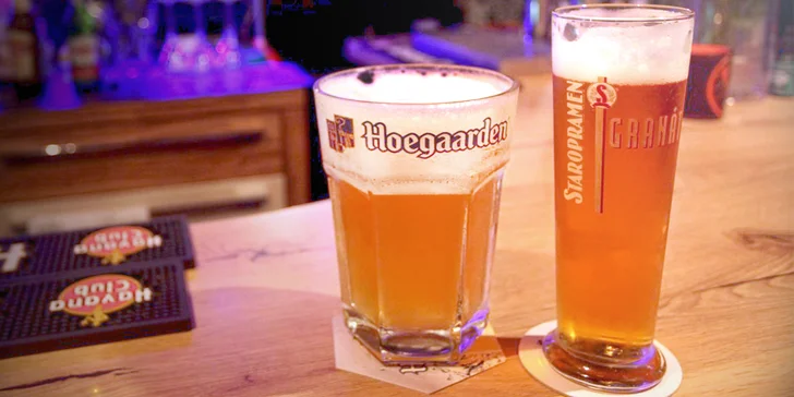 2–6 kousků belgického pšeničného piva Hoegaarden v baru Kachna Al Capone