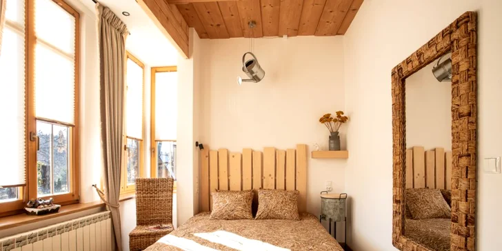 U pobytu v klasickém dvoulůžkovém pokoji je koupelna se sprchou, pokud zvolíte romantický apartmán, bude vás tu čekat vana a set vonných koupelových solí.