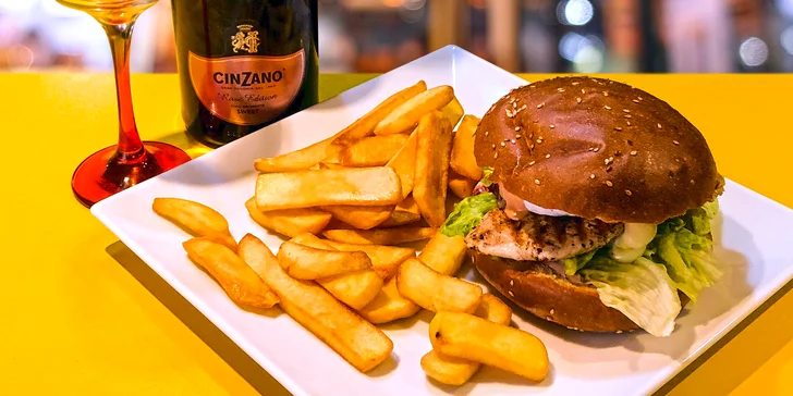 Burger s kuřecím masem, domácí hranolky a limonáda nebo Cinzano pro dva