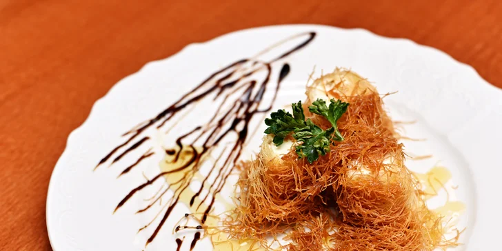 Předkrm: kotaifi (feta sýr v listovém těstíčku, smažené těstovinové vlásky, balsamico, med)
