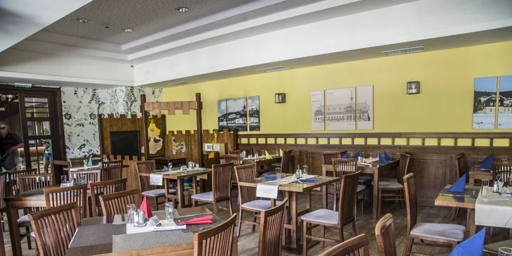 V restauraci s parádním výhledem do krajiny si každé ráno poskládáte snídani ze švédských stolů, večer vám naservírují dvouchodové menu. 