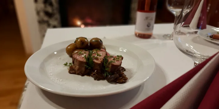 U hlavního chod zazáří kachní prso s malinovou omáčkou, druhý z vás si zase pochutná na steaku z kančího hřbetu s houbovým ragú nebo omáčkou demi-glace. 